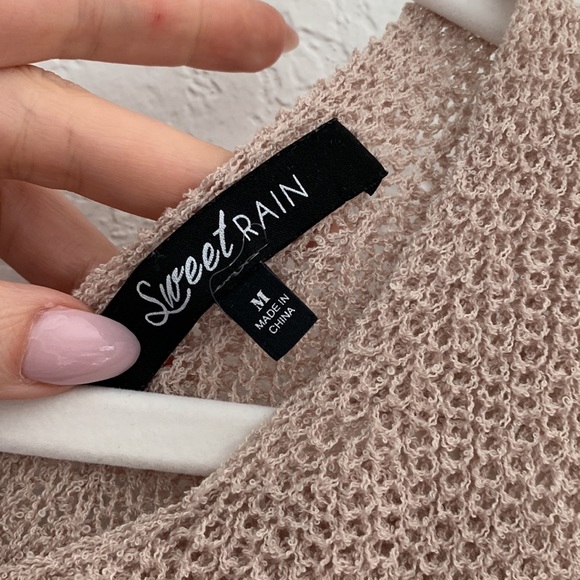 Tan woven sleeves top. - Picture 4 of 4